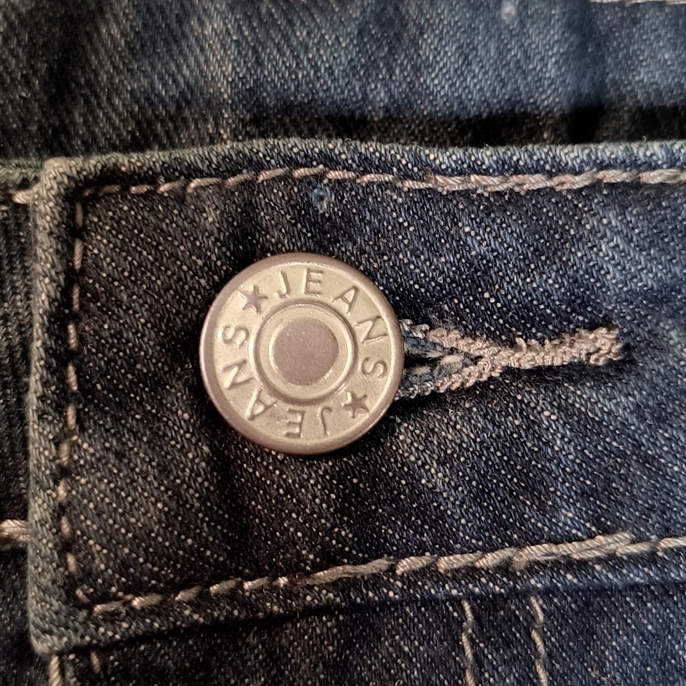 Just in time for the 4th of July. NWT American flag patch distressed denim short - Picture 6 of 8